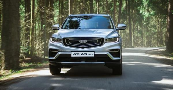 Geely объявила в РФ комплектации и цены на кроссовер Geely Atlas Pro с передним приводом