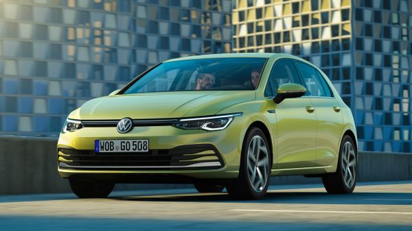 Компания Volkswagen изменила оснащение хэтчбека Golf на рынке РФ в январе 2022 года