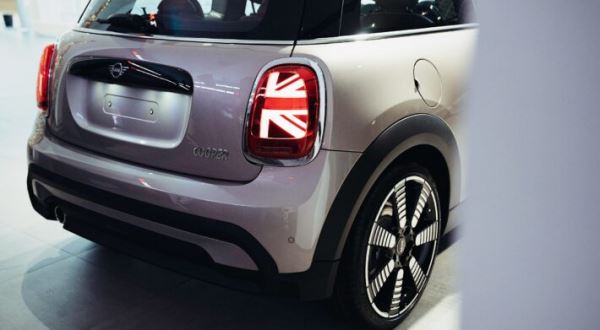 MINI представляет в России ограниченную серию хэтчбеков MINI Camden Edition