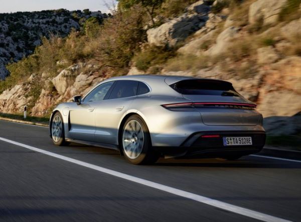 Porsche Taycan Sport Turismo: в России от 8.460.00 руб.