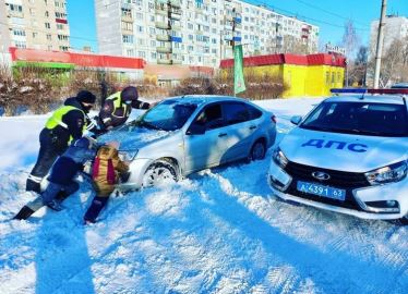 <br />
        В сложных погодных условиях на дорогах Самарского региона помощь участникам дорожного движения оказывали сотрудники ГИБДД    