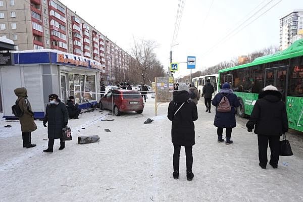 В Челябинске автомобиль наехал на остановку